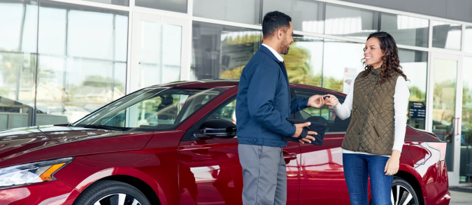 Intercambiando un auto Nissan en un dealer