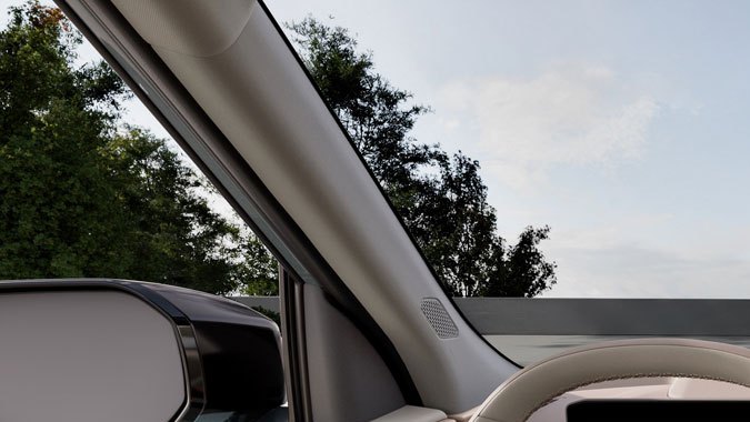 Interior del Kia Seltos 2027, tablero minimalista con doble pantalla digital, volante multifunción y asientos en cuero bicolor para mayor confort.