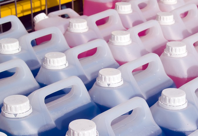 Botellas de lavado de pantallas para coches expuesta en una tienda de accesorios para coches.