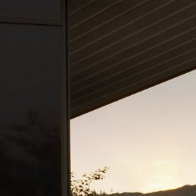 Kia Seltos 2027 negro de frente, apariencia robusta, parrilla grande y faros LED verticales, SUV compacto ideal para ciudad y aventura.