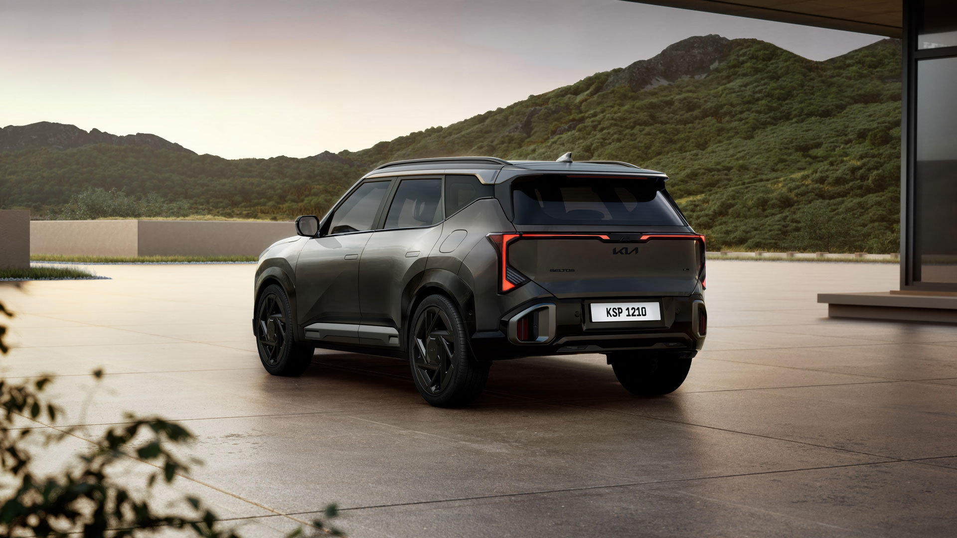 Parte trasera del Kia Seltos 2027 negro, barra LED completa, defensa robusta y diseño SUV actualizado para el modelo 2027.