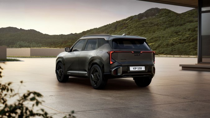 Parte trasera del Kia Seltos 2027 negro, barra LED completa, defensa robusta y diseño SUV actualizado para el modelo 2027.