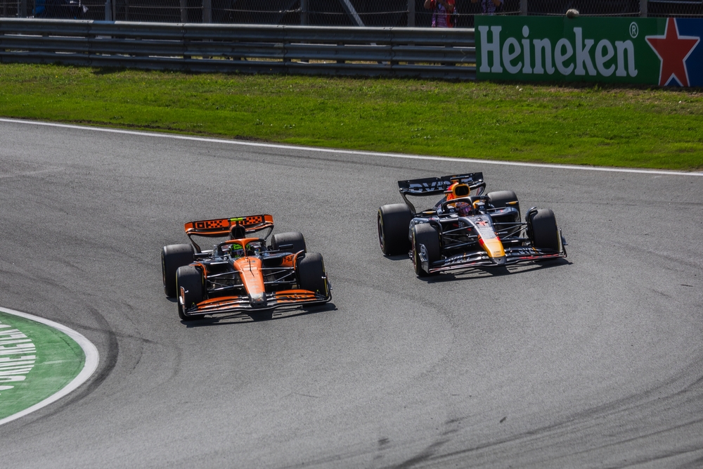 Lando Norris de Gran Bretaña y el Equipo McLaren de F1 superan a Max Verstappen durante el Gran Premio de Italia de Fórmula 1