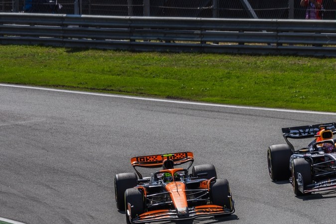 Lando Norris de Gran Bretaña y el Equipo McLaren de F1 superan a Max Verstappen durante el Gran Premio de Italia de Fórmula 1