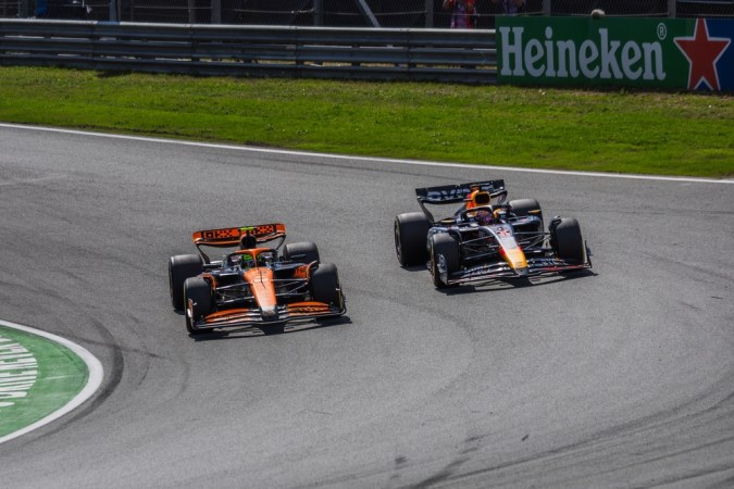 Lando Norris de Gran Bretaña y el Equipo McLaren de F1 superan a Max Verstappen durante el Gran Premio de Italia de Fórmula 1