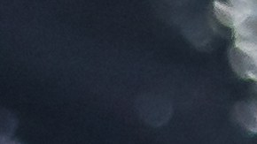 Chicas limpiando automóvil con esponja en el lavado de coches, lavado de camión