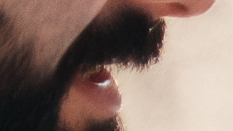 Un joven limpia su auto después de una nevada en un día soleado y helado. Limpiando y limpiando el auto de la nieve en un día de invierno. Nevada y una fuerte tormenta de nieve en invierno.