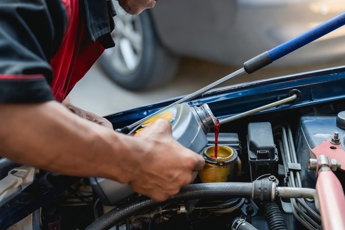 mantenimiento del servicio de coches mecánicos de coches viejo, comprobación del motor y cambio de aceite y lucrante del motor , añadir en el líquido de dirección asistida