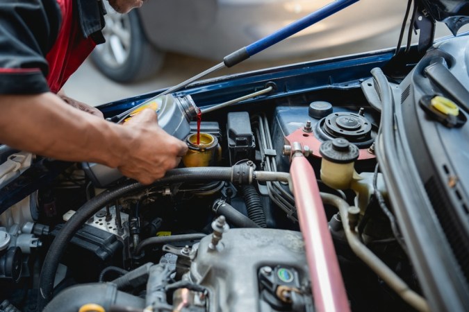mantenimiento del servicio de coches mecánicos de coches viejo, comprobación del motor y cambio de aceite y lucrante del motor , añadir en el líquido de dirección asistida