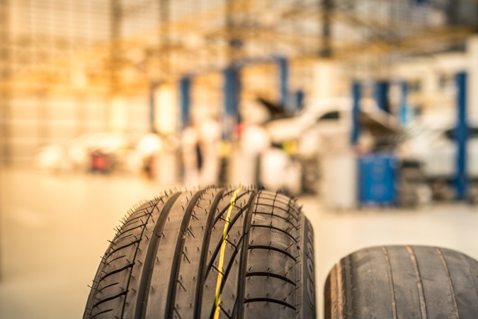 Comparación de neumáticos nuevos y viejos. Vista de cerca de la superficie de los neumáticos de ruedas nuevas para automóviles móviles