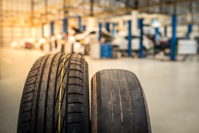 Comparación de neumáticos nuevos y viejos. Vista de cerca de la superficie de los neumáticos de ruedas nuevas para automóviles móviles