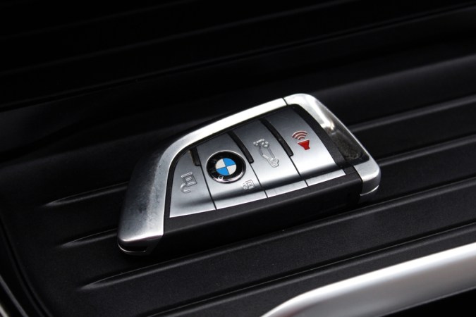 Llave de rendimiento BMW X4 M. Llave inteligente BMW. Llave del coche de BMW para el arranque sin llave en el tablero.