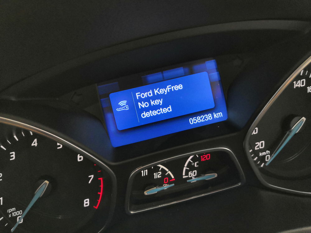 Salpicadero de coche Ford con pantalla analógica y digital. La pantalla muestra la tecla remota no detectada ni no presentada