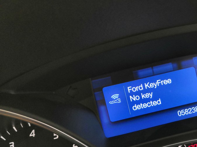Salpicadero de coche Ford con pantalla analógica y digital. La pantalla muestra la tecla remota no detectada ni no presentada
