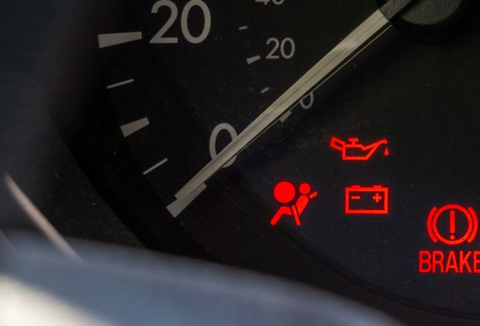 Luces de advertencia del salpicadero coche roto en el panel