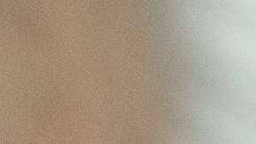 Manos amadas de un joven activo contemporáneo en caldos de ropa de invierno sosteniendo al conductor sentado en el coche y conduciendo durante el viaje