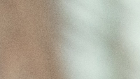 Manos amadas de un joven activo contemporáneo en caldos de ropa de invierno sosteniendo al conductor sentado en el coche y conduciendo durante el viaje