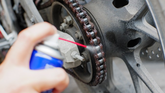 Servicio de mantenimiento a la motocicleta con aceite 3 en 1