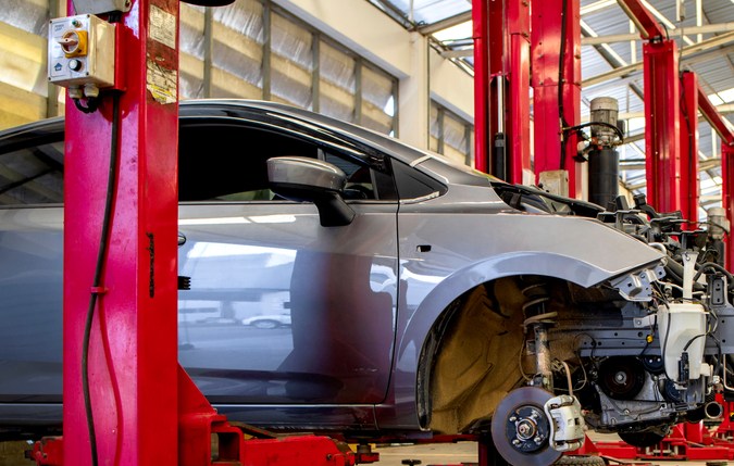 coche en el centro de servicios de reparación de automóviles con enfoque suave y sobre la luz en segundo plano