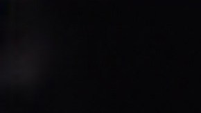 Un hombre de servicio lleva la llave de plata en el armario. Concepto de reparación de motocicletas