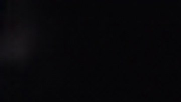 Un hombre de servicio lleva la llave de plata en el armario. Concepto de reparación de motocicletas