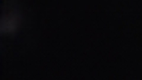 Un hombre de servicio lleva la llave de plata en el armario. Concepto de reparación de motocicletas