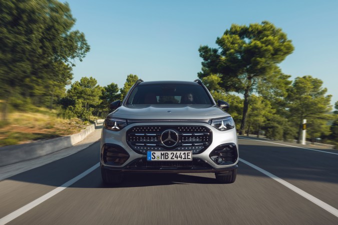 Mercedes-Benz GLB 2027 tiene una parrilla iluminada.