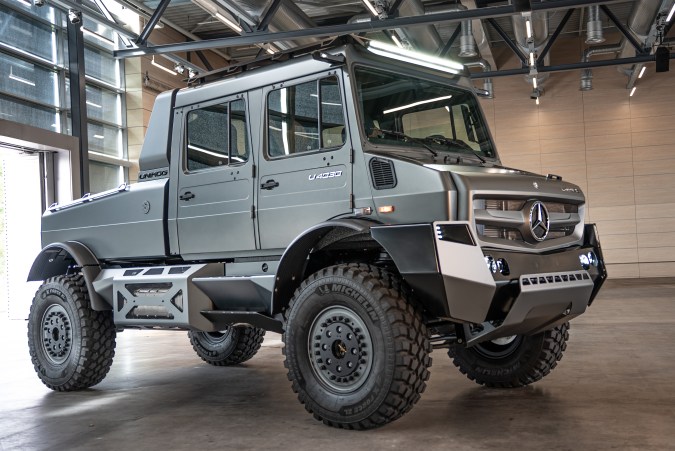 Mercedes-Benz Special Trucks Unimog tiene un poderoso motor.