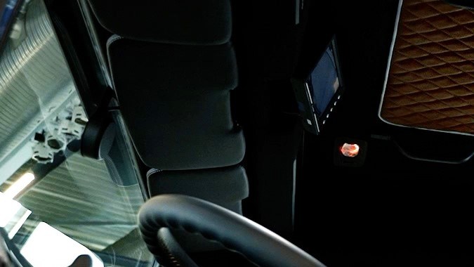 Mercedes-Benz Special Trucks Unimog tiene un interior con detalles en cuero.