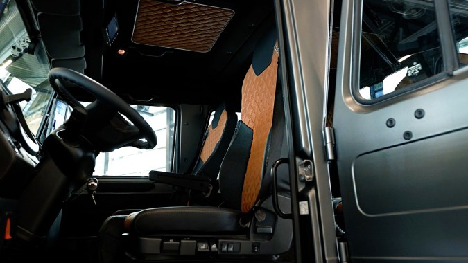 Mercedes-Benz Special Trucks Unimog tiene un interior con detalles en cuero.