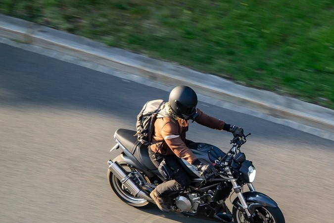 Piloto en motocicleta con efecto de desenfoque de movimiento