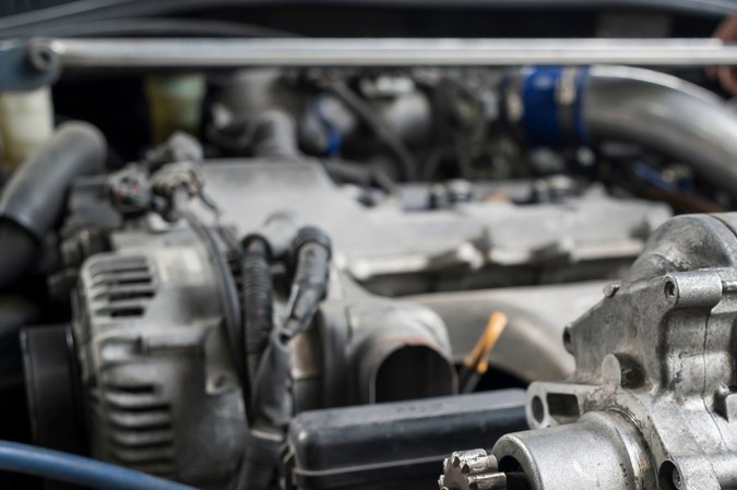 Primer plano de un motor de arranque de coches usado antiguo.