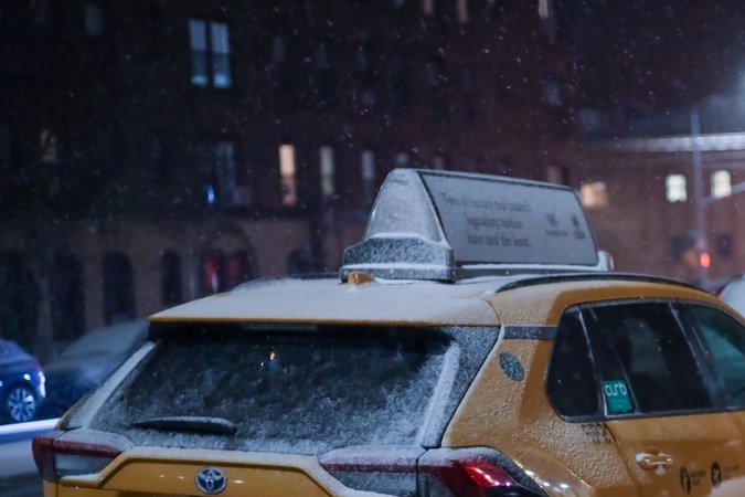 Taxis amarillos mientras la nieve se torna