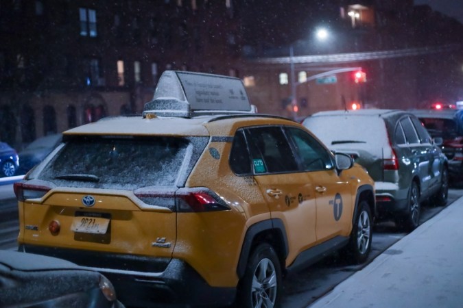 Taxis amarillos mientras la nieve se torna