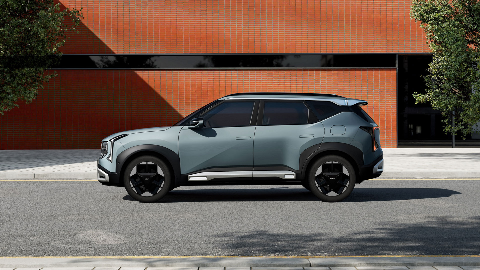 Vista lateral del nuevo Kia Seltos 2027, carrocería más larga, líneas rectas y rines deportivos, SUV subcompacto moderno para familias.