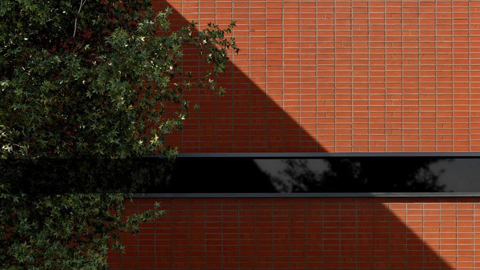 Vista lateral del nuevo Kia Seltos 2027, carrocería más larga, líneas rectas y rines deportivos, SUV subcompacto moderno para familias.