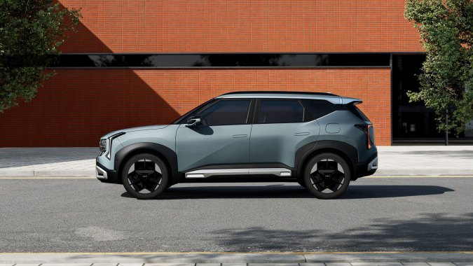 Vista lateral del nuevo Kia Seltos 2027, carrocería más larga, líneas rectas y rines deportivos, SUV subcompacto moderno para familias.