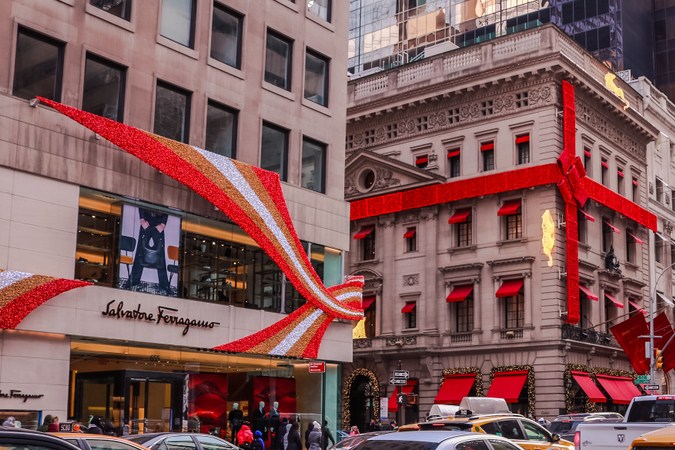 Tráfico de la 5ª Avenida de invierno en Manhattan