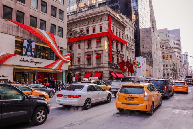Tráfico de la 5ª Avenida de invierno en Manhattan