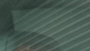 Padre joven que usa el cinturón de seguridad y mira a su hijo en el coche.