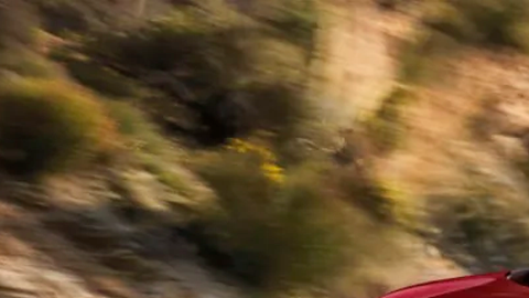 Nissan Sentra 2025 tiene un buen rendimiento en carretera.