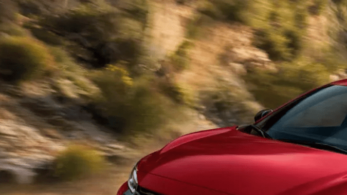 Nissan Sentra 2025 tiene un buen rendimiento en carretera.