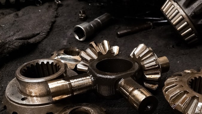 cierre, equipo de corona, diferencial, piezas de repuesto, ruedas, camiones, viejos, coches, en reparación, en el piso de la fábrica