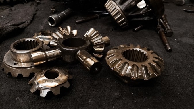 cierre, equipo de corona, diferencial, piezas de repuesto, ruedas, camiones, viejos, coches, en reparación, en el piso de la fábrica