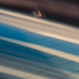 Comprar autos fabricados en Estados Unidos. Apoyar el concepto de economía estadounidense fotomontaje con automóviles y bandera de Estados Unidos