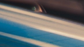 Comprar autos fabricados en Estados Unidos. Apoyar el concepto de economía estadounidense fotomontaje con automóviles y bandera de Estados Unidos