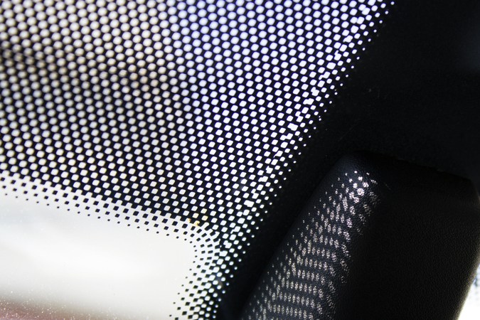 Espejo retrovisor del coche y la sombra de los puntos del cristal delantero. Sombra marcada.