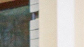 Cargando un auto en un camión de remolque en una estrecha calle del casco antiguo en un soleado día de verano.