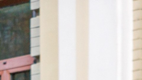 Cargando un auto en un camión de remolque en una estrecha calle del casco antiguo en un soleado día de verano.