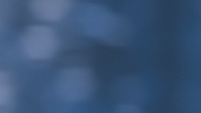 Coche que viaja en paisaje de invierno cubierto de nieve